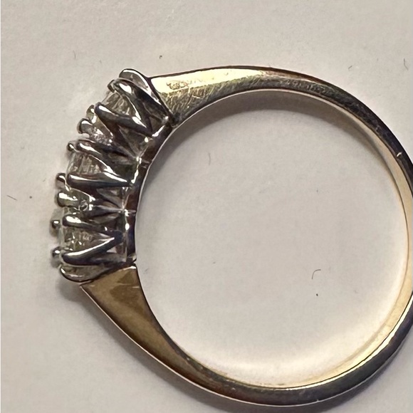 14K Gold and White Gold 3 Diamond Ring. In Very Good Condition. Size 6.75 - Picture 16 of 16
